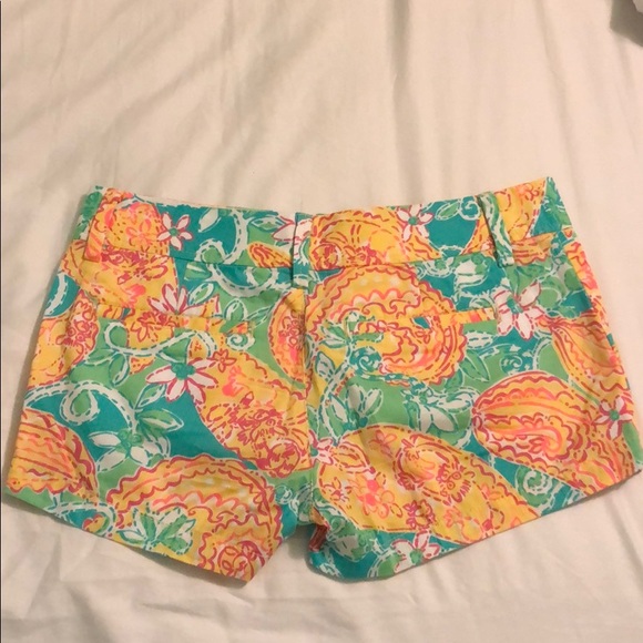 Super cute multi-colored lilly Pulitzer shorts - Picture 3 of 3